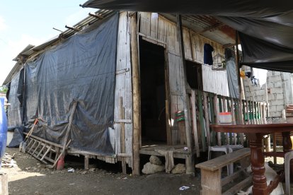 Un plástico negro cubre una de las paredes de la vivienda donde habitan los familiares de la niña asesinada.