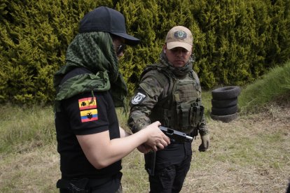 Los estudiantes aprenden a dar mantenimiento a su arma.