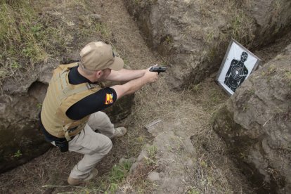 Uno de los ejercicios es aprender a neutralizar delincuentes que entran a robar a la casa.