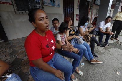 Katiuska, sobrina de Bella, aguardaba en los exteriores del hospital por noticias de su tía.