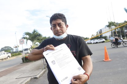 Gilbert, el hijo de Bella, muestra el acta de defunción. Ahora le toca realizar los trámites para revertir este documento.