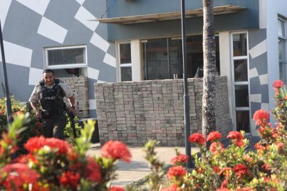 Una 'muralla' fue colocada en el ingreso de la UPC de Flor de Bastión.