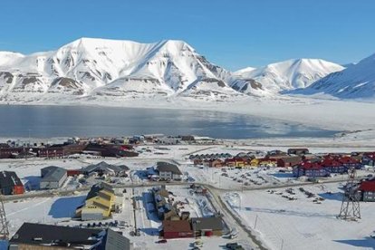 Longyearbyen es el mayor asentamiento del archipiélago de las islas Svalbard, situadas en el océano Glacial Ártico y pertenecientes a Noruega.