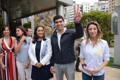 El precandidato Otto Sonnenholzner acudió el sábado al Consejo Electoral al firmar la aceptación