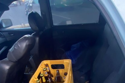 En el interior del patrullero encontraron jaba de bielas y botellas de licor.