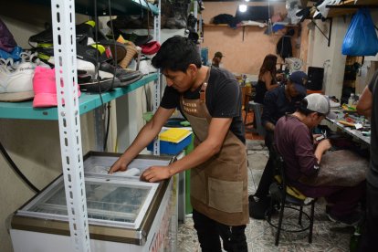 José mete los zapatos en un congelador para que el pegamento funcione mejor.