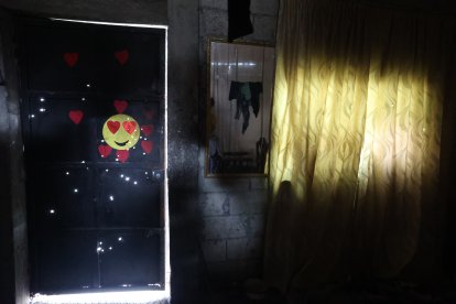 Los impactos de proyectiles dejaron varios orificios en la puerta del inmueble.