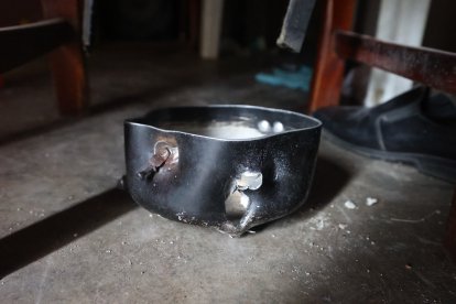 Ni la olla donde comía el perro se salvó de los agujeros.