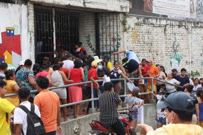 Padres de familias están angustiados. Muchos permanecen en los exteriores del plantel.