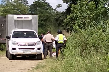 Hasta el lugar del hallazgo llegaron las autoridades para hacer el levantamiento del cuerpo.