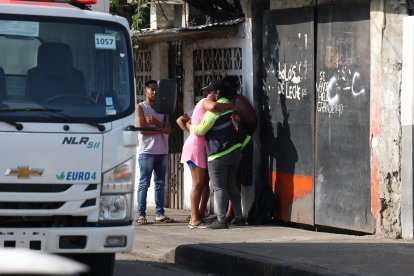 Familiares del menor de edad lloran desconsolados.