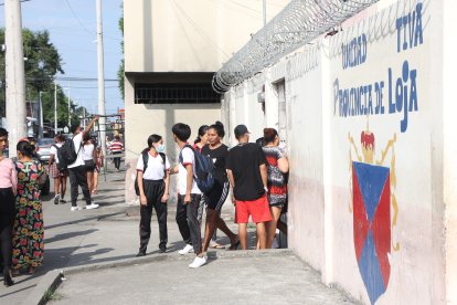 Tras el asesinato del estudiante padres de familia del plantel donde estudiaba el menor de edad llegaron hasta al establecimiento educativo y retiraron a sus hijos por temor a algún tipo de atentado.