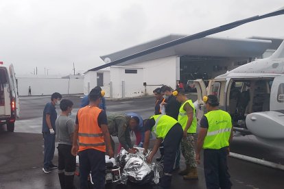 Poco antes de las 18:00 el helicóptero partió con el paciente hacia la isla San Cristóbal.