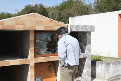 De esta tumba lograron sacar el cadáver de un hombre y lo  decapitaron. Cuando huyeron dejaron los restos tirados en el piso.