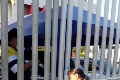 La madre del estudiante, mientras esperaba que le entreguen los restos.