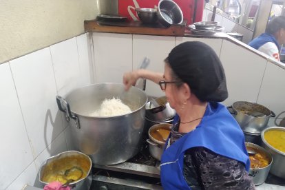 Zoila Barragán tiene 45 años  atendiendo en su negocio. Actualmente sus clientes se han  reducido en un 50 %, antes tenía 100, hoy son 50 comensales.