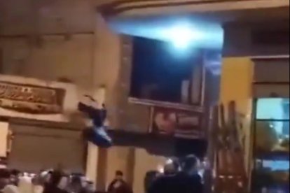 Los moradores tumbaron la puerta para sacar a los presuntos ‘choros’.