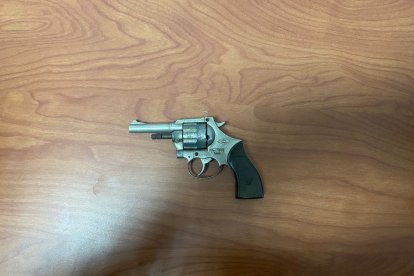 Este es el revólver que se encontró en poder del menor de edad.
