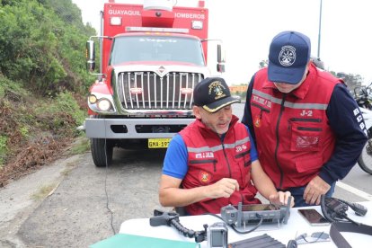 Julio Jalón, del Cuerpo de Bomberos de Guayaquil, durante la búsqueda a través de un dron.