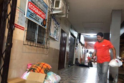 Su hijo dice que come únicamente para tener fuerzas porque el apetito se ha ido desde que Bella está internada.