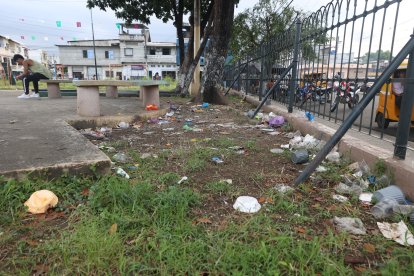 La basura se encuentra regada en todo el parque. El monte crecido también es otro de los ‘males’.