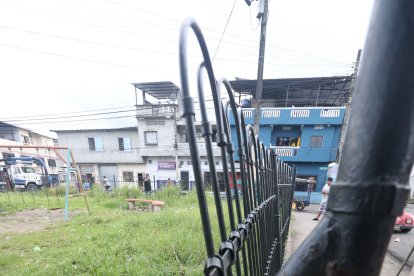 Las rejas están deterioradas a lo largo de su extensión. Los vecinos temen que algún pillo se las robe.