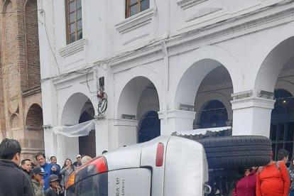 Un auto resultó virado en el Centro Histórico de Cuenca.