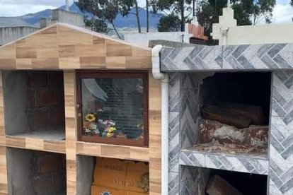 El cuerpo sacado de la tumba que está en la parte de abajo tuvo que ser inhumado sin su cabecita.