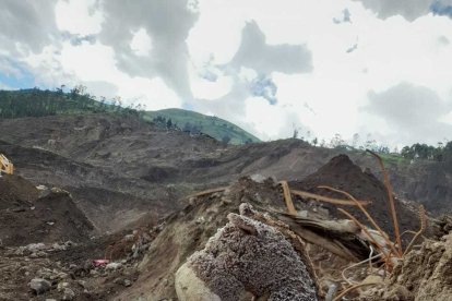Fotos, juguetes y más objetos hallados tras el alud quiere exponer en un museo.