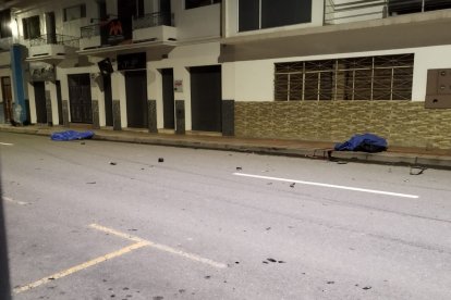 Sobre la acera quedaron los cuerpos de las víctimas.