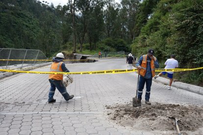 Obreros trabajan en la avenida de los Conquistadores.