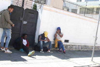 Drogodependientes se han adueñado de los portales.