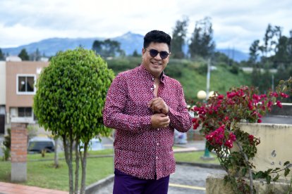 Cuando se echa sus tragos, nunca escucha su música, prefiere la de Julio Jaramillo, de quien es fanático, y los boleros del mexicano Javier Solís.