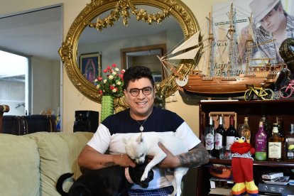 Negrita y Camilo son sus fieles mascotas. Le puso Camilo, porque tiene vida de rico, como dice la canción.