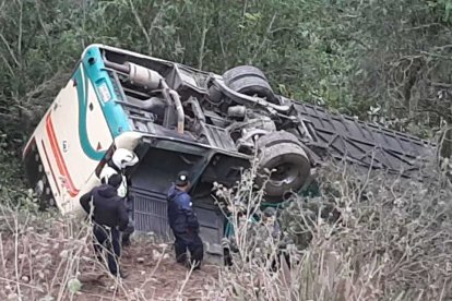 Después de cinco horas se logró retirar el vehículo con grúas.