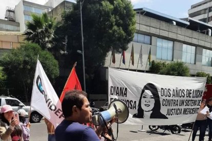 El padre realiza plantones en los exteriores de la Fiscalía, en Quito.