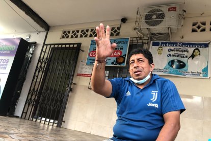 Gilber Barbera permaneció frente a la casa de salud, donde estuvo su progenitora.