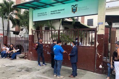 El hijo iba cada día a tener noticias del estado de salud de su madre.