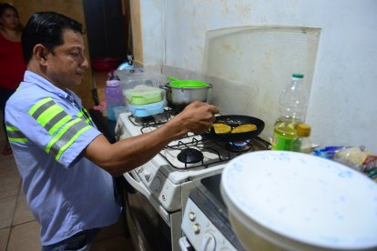 Con un andador, Marcos se desplaza hasta la cocina para preparar el desayuno.