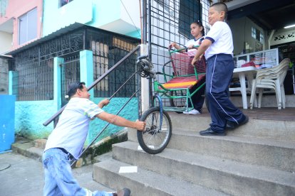 Sus hijos le ayudan a bajar su 'nave', pues su esposa tiene que ser operada.