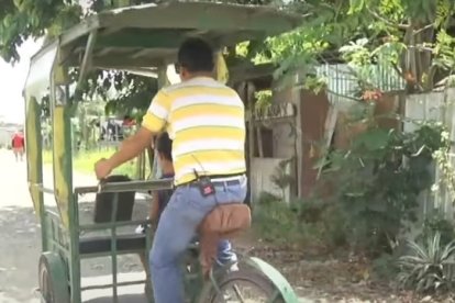 En su triciclo, Humberto vende agua y  también traslada pasajeros en Vinces.