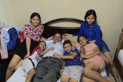 Cecilia, José, Humberto, Jacinto, Isabel y Blanca son muy unidos,