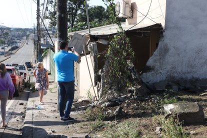 Destruido quedó el inmueble en el accidente.