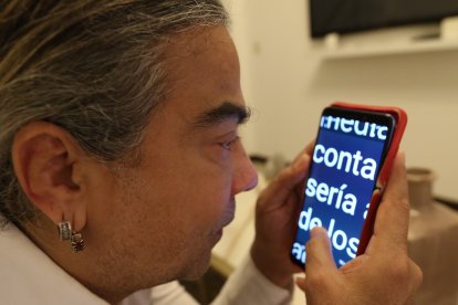 Ya no logra leer los mensajes de su celular.