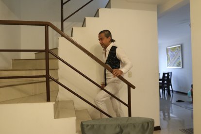 Ya practica el recorrido de su casa con los ojos cerrados.