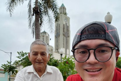 Mauricio con su abuelita que falleció recientemente.