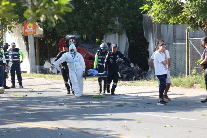 El cuerpo del adulto mayor fue arrastrado por el vehículo, el cual terminó volcado.