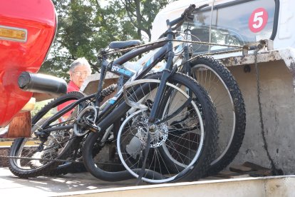 Las bicicletas de los fallecidos quedaron a su cadáver. Luego fueron subidas al balde de una camioneta.