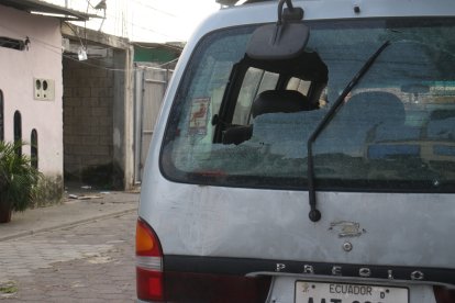 A causa de los tiros, el parabrisas trasero de un carro quedó dañado.