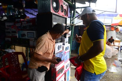 Desde los 19 años trabaja comercializando accesorios para autos.